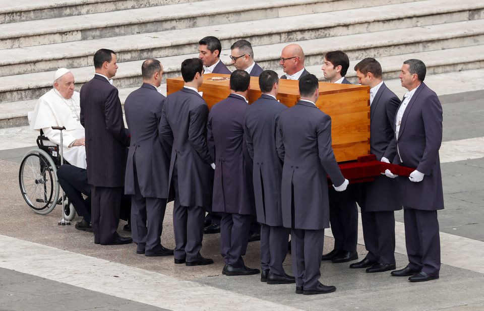 Exigen la santidad de Benedicto mientras el Papa Francisco dirige el funeral