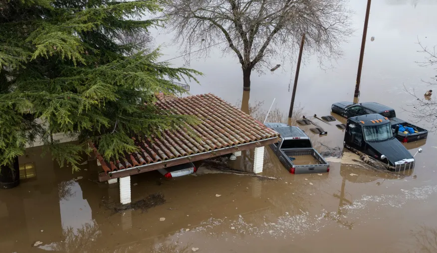 Van 14 muertos por fuertes lluvias en California, temen deslizamientos de tierras