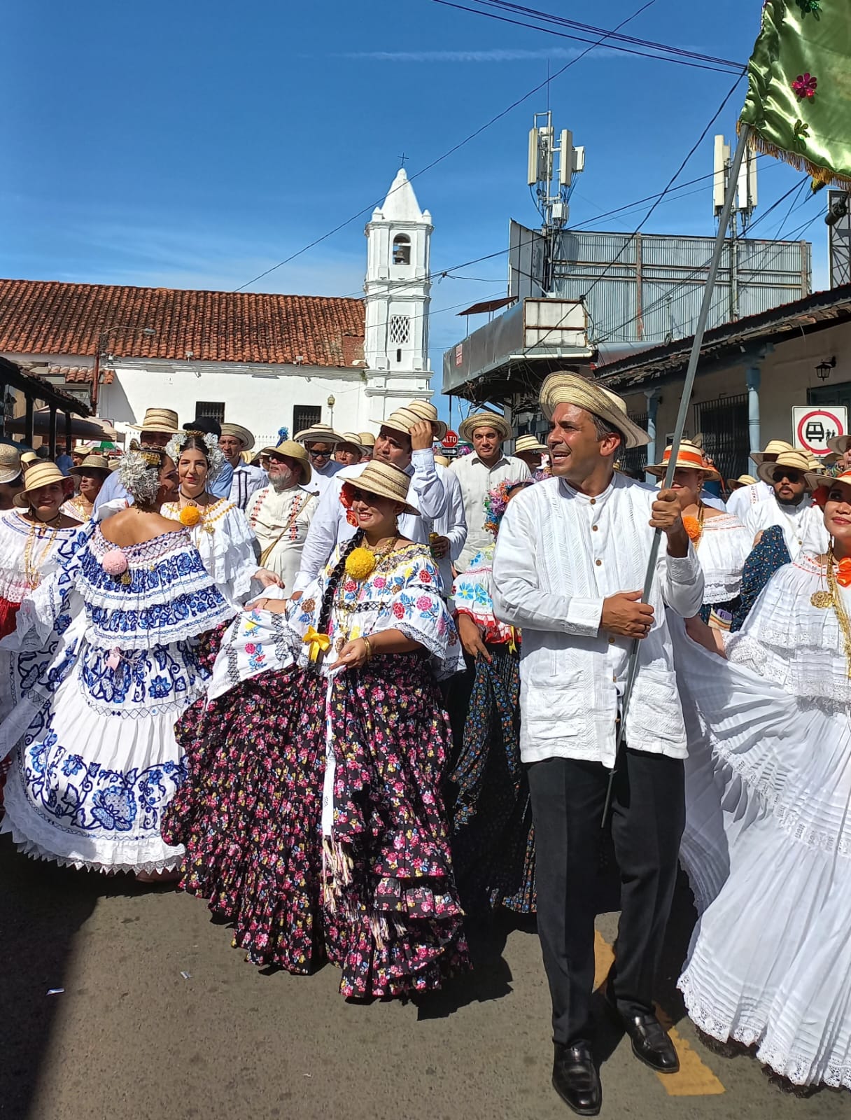 Lombana visitará Feria de las Flores y el Café, dijo presente en las Mil Polleras