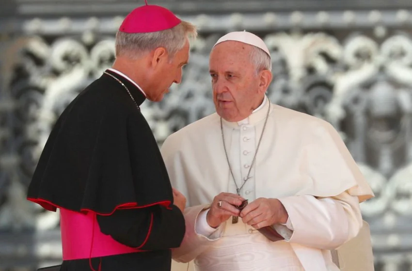  Papa Francisco se reúne con arzobispo Georg Ganswein