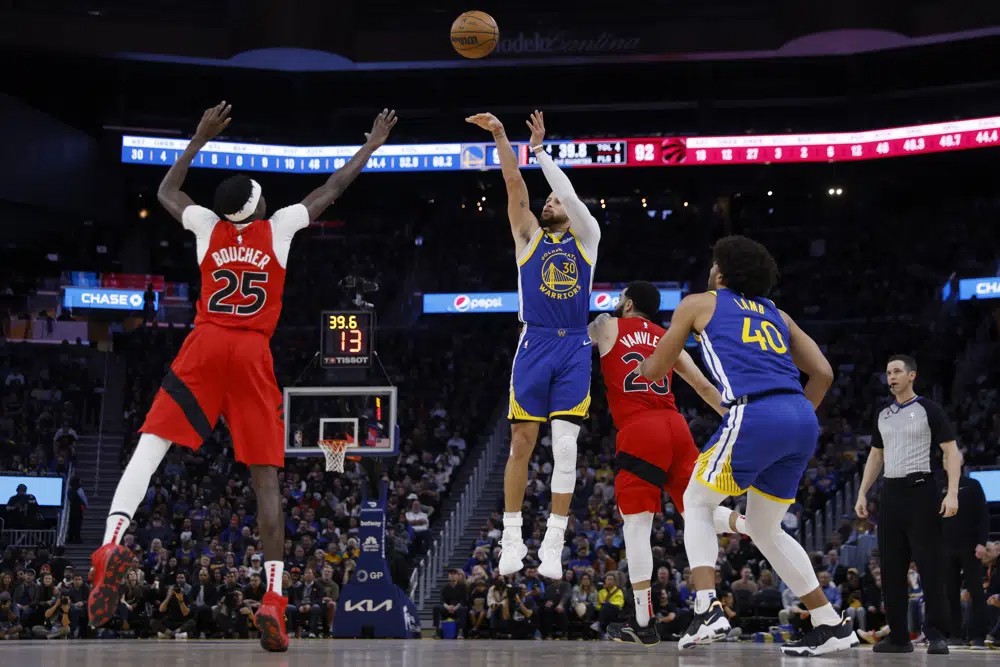 Warriors barren a Raptors de Toronto