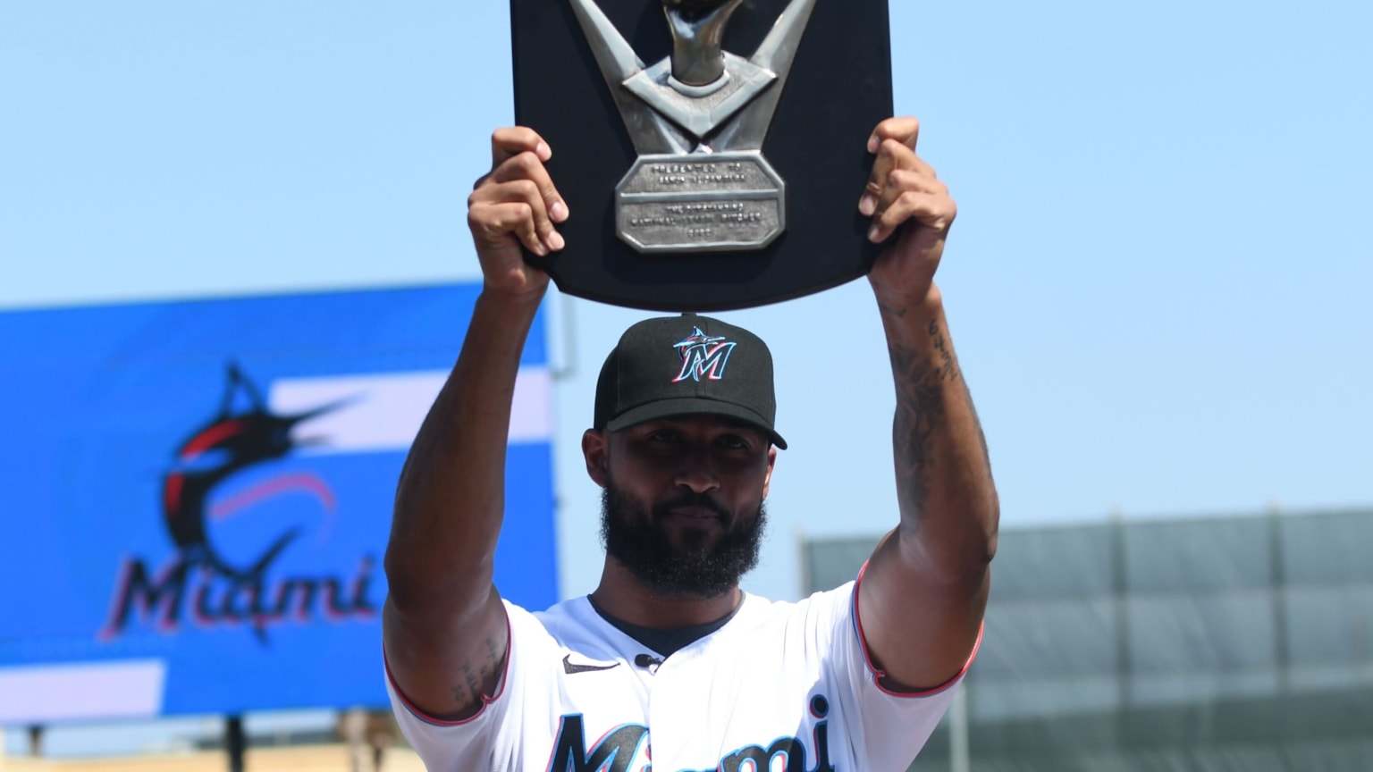 Sandy Alcántara recibe su premio Cy Young 2022