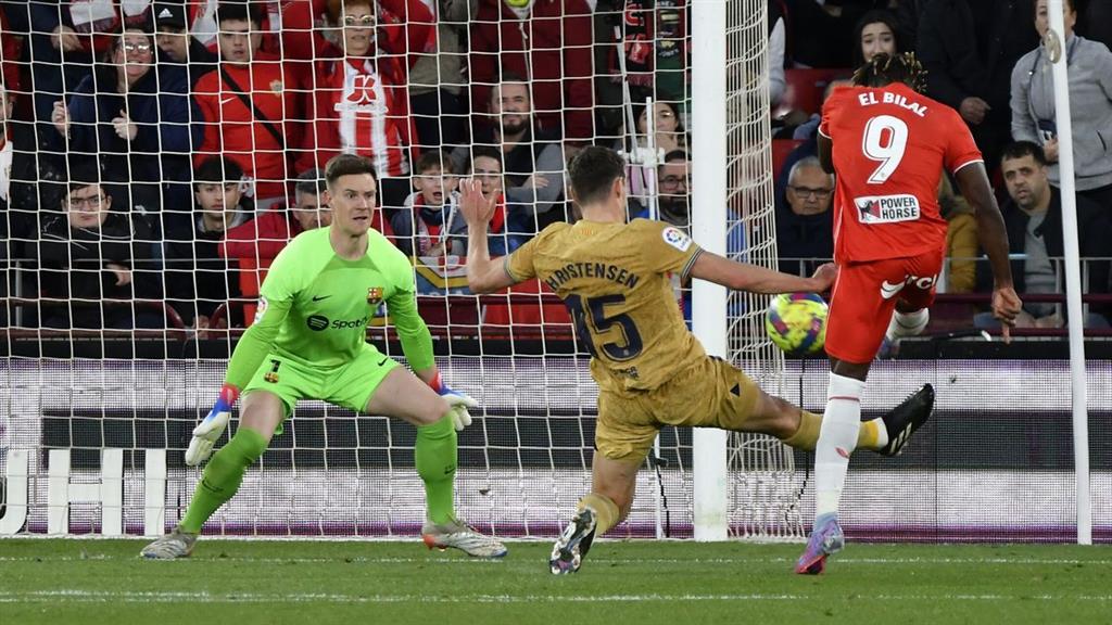 El Almería sorprende al Barcelona 1-0