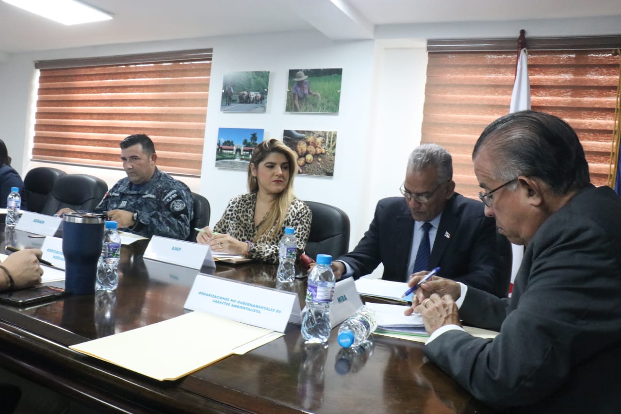 Ministro Valderrama entrega la reglamentación de la Ley de Pesca