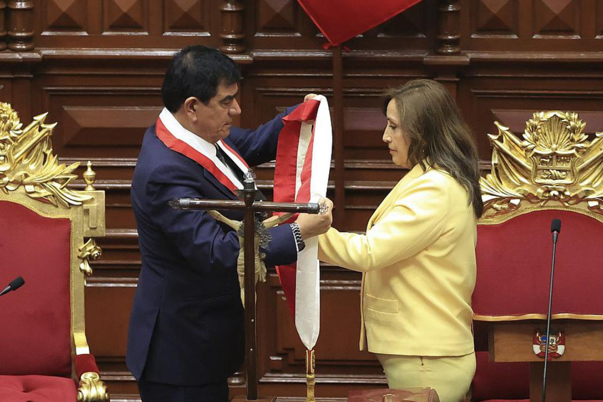 Congreso de Perú presenta proyecto para adelantar las elecciones