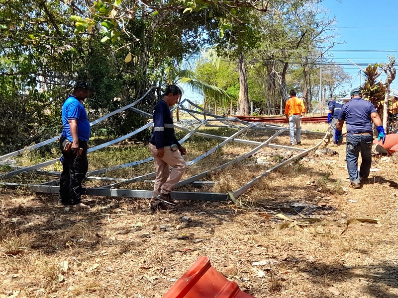 Miviot repara viviendas afectadas por fuertes brisas en David