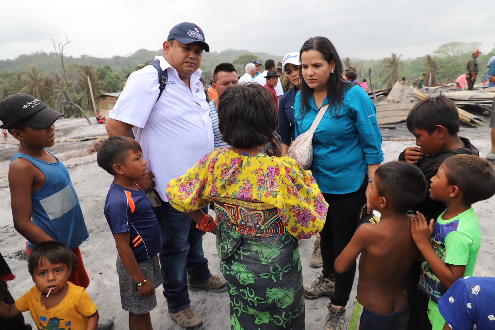 Gobierno atiende a damnificados por el incendio comunidad Walla