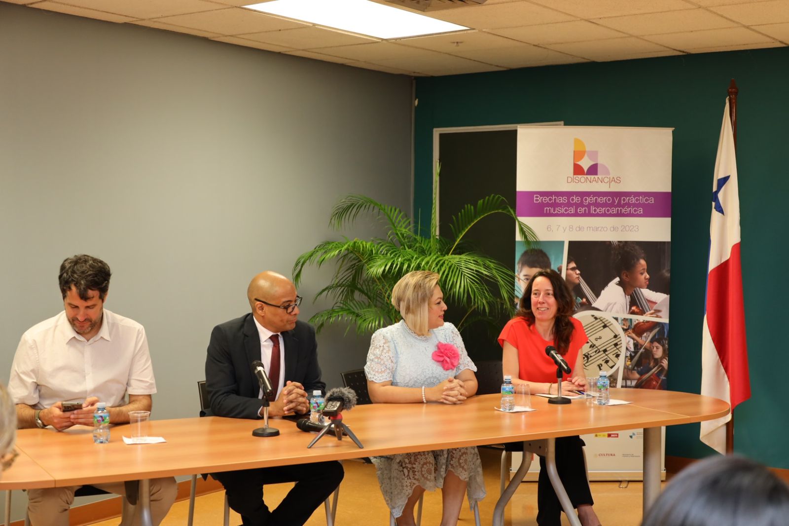 Mujeres mostraron talento musical