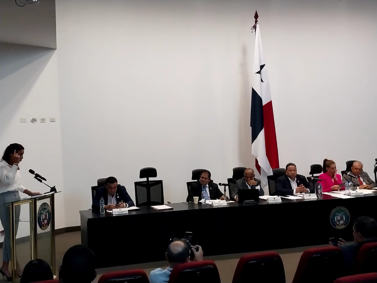 Debaten proyecto ley que establece sanciones penales a funcionarios