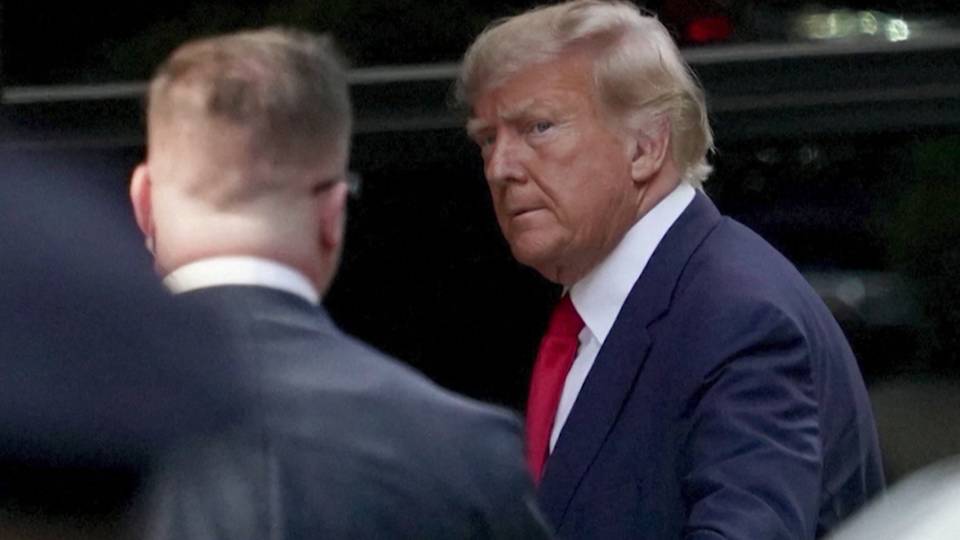 Expresidente Trump comparece ante tribunal de justicia