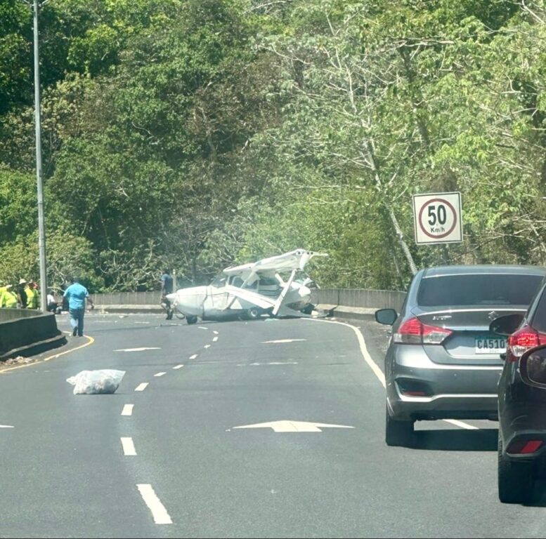 Cae avioneta en una vía de la  Ciudad de Panamá