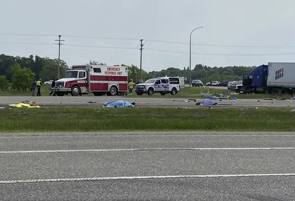  Choque de autobús deja 15 muertos en Canadá