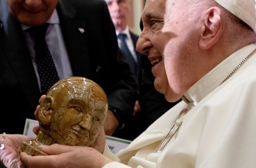  Artesanía panameña en las manos del Papa Francisco