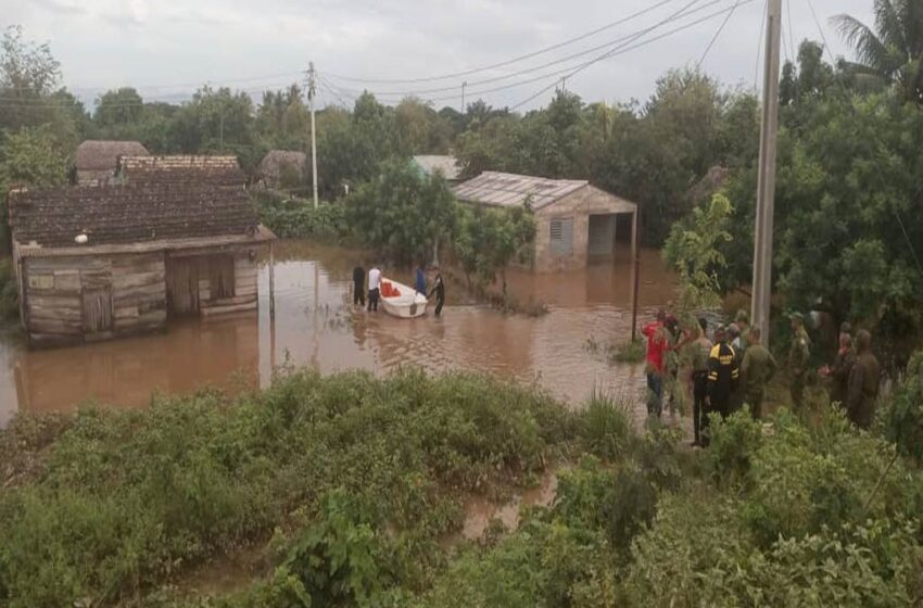  Intensas lluvias azotan regiones de Cuba