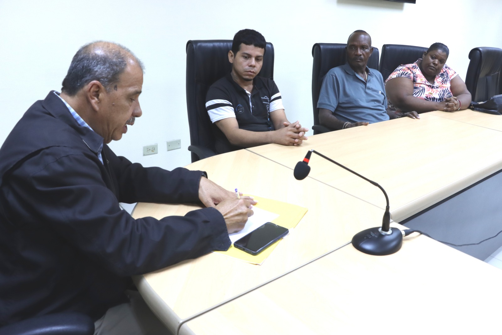 ATTT cita a propietarios de autobús, siguen las regatas