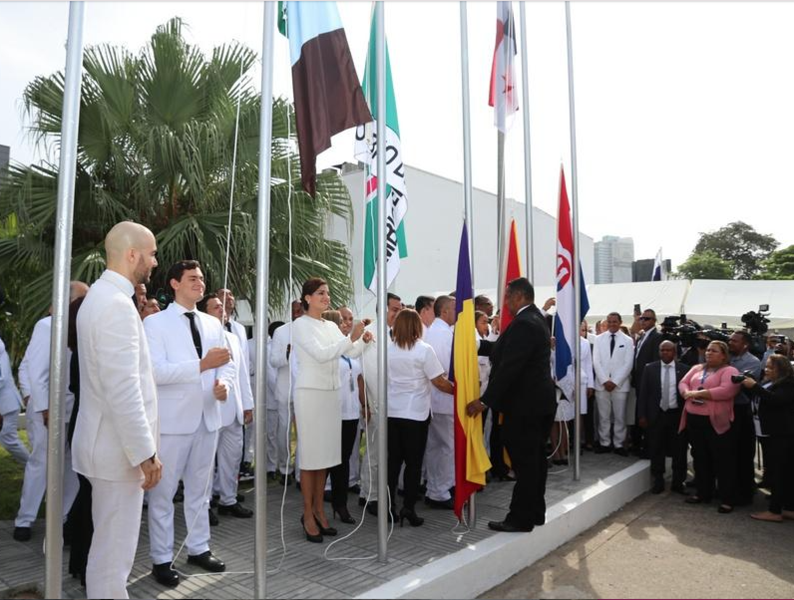 Entre protestas y cierres de vía reabre la Asamblea