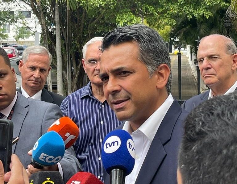 Partido MOCA oficializa a Ricardo Lombana