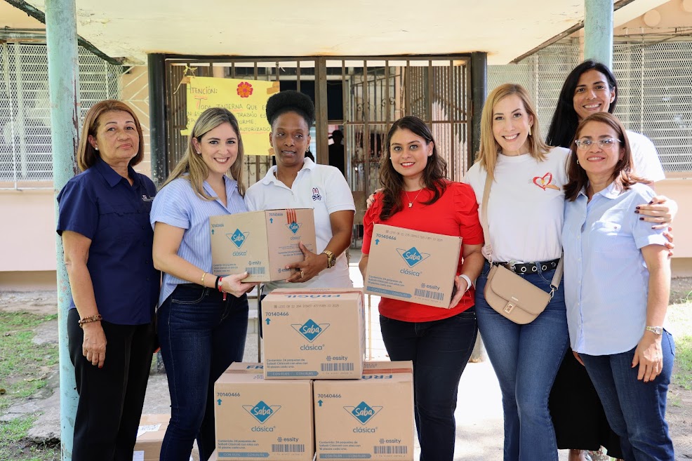 Damas donan libros para privadas de libertad