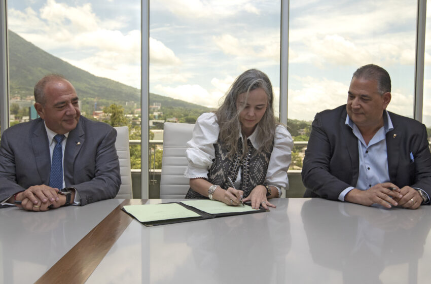  Suramericana y Grupo Financiero Ficohsa firman acuerdo