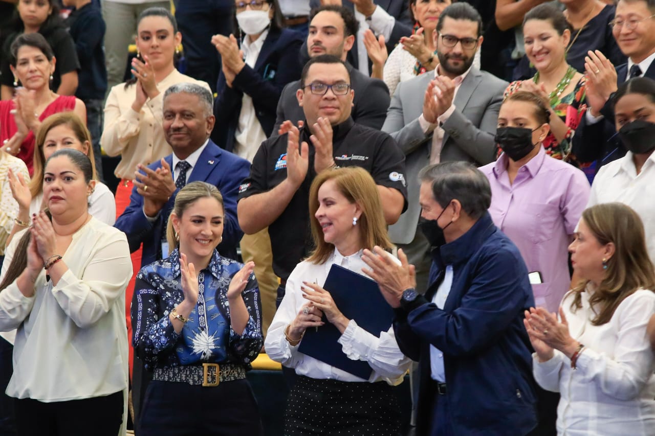 Primera Dama impulsa la IX Olimpiada de Robótica