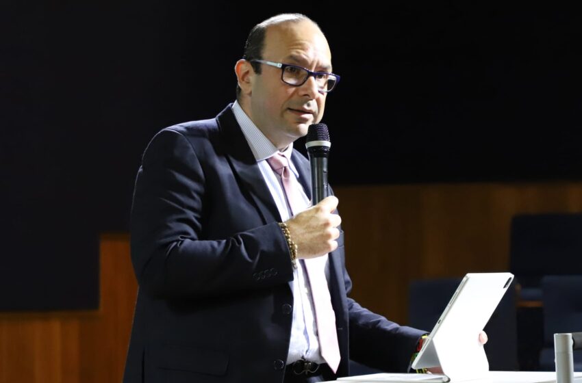  Defensor Eduardo Leblanc asiste a foro sobre inclusión digital