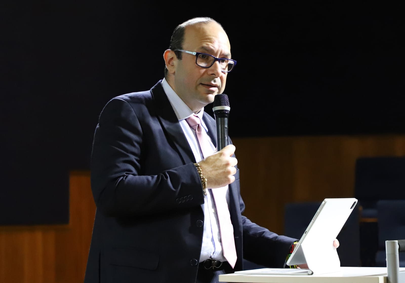 Defensor Eduardo Leblanc asiste a foro sobre inclusión digital