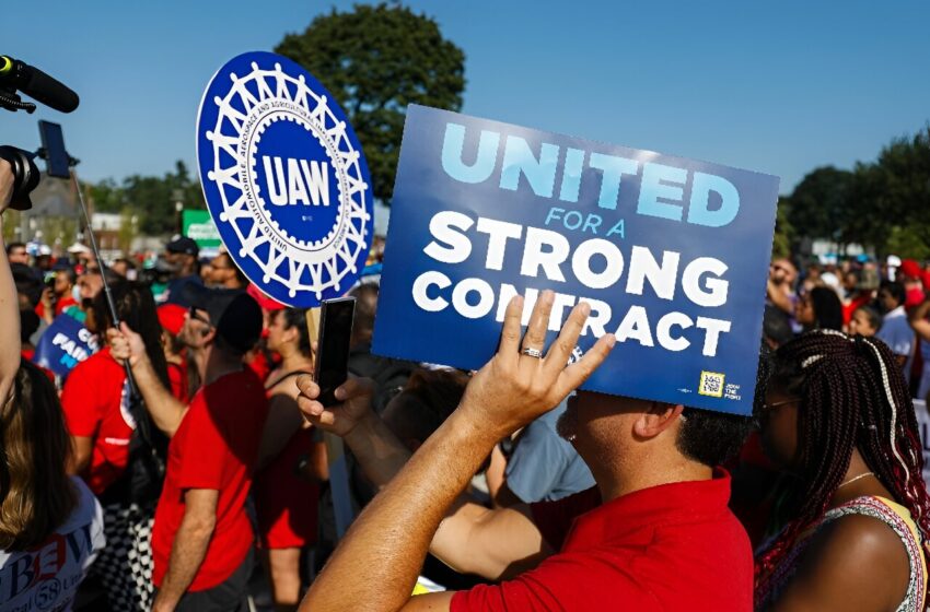  Trabajadores automotrices de Detroit siguen en huelga