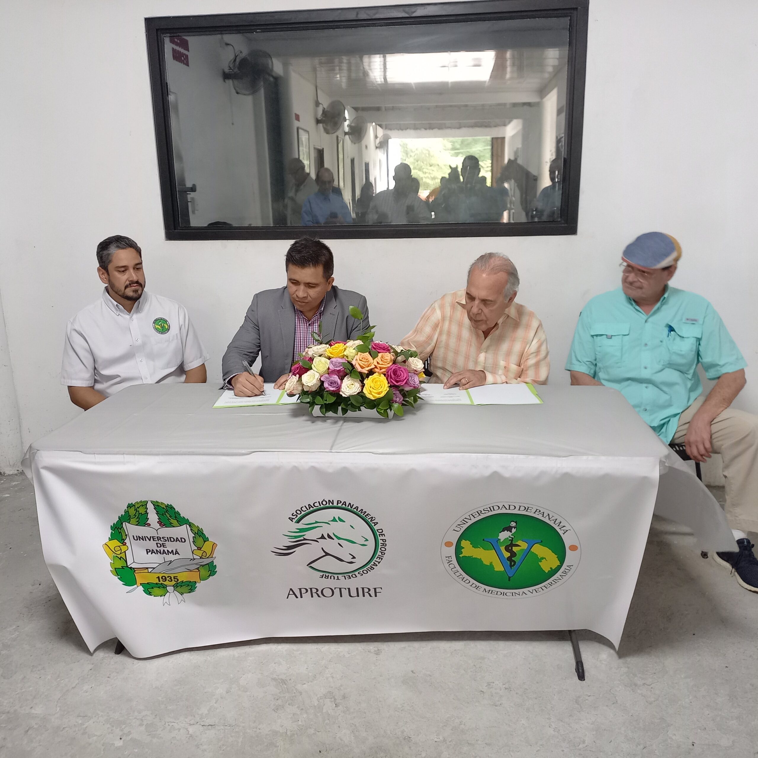 APROTURF y Medicina Veterinaria firman convenio