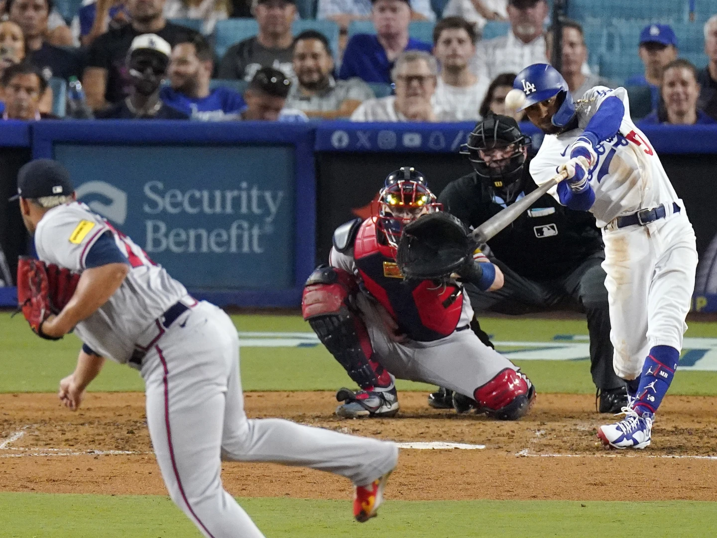 Dave Roberts espera a Mookie Betts de los Dodgers
