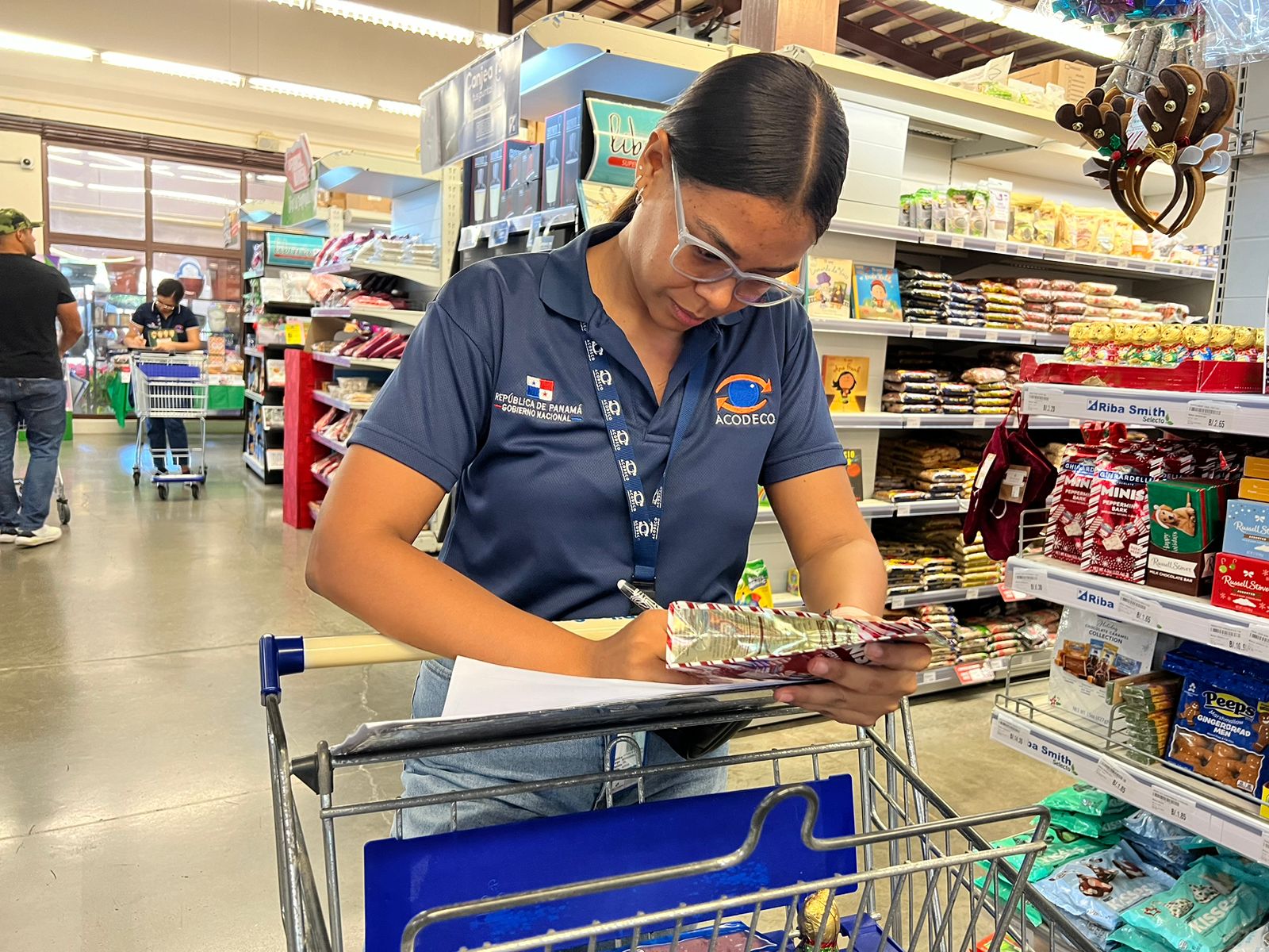 Decomisan productos vencidos en operativo navideño