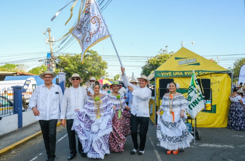  TripleR abanderado de la Tuna de Artesanos en el Desfile de las Mil Polleras