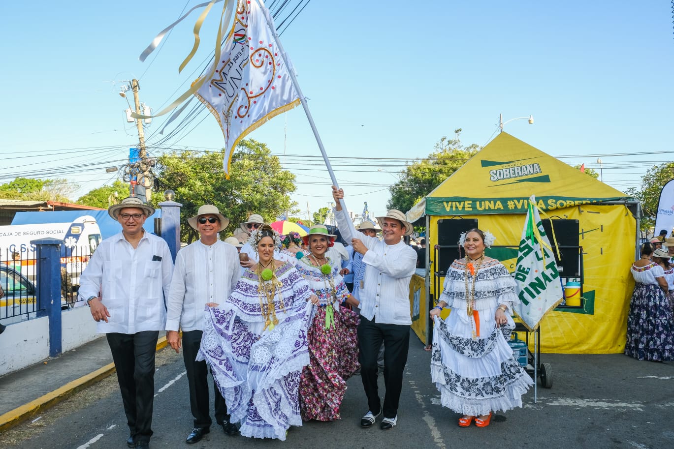 TripleR abanderado de la Tuna de Artesanos en el Desfile de las Mil Polleras