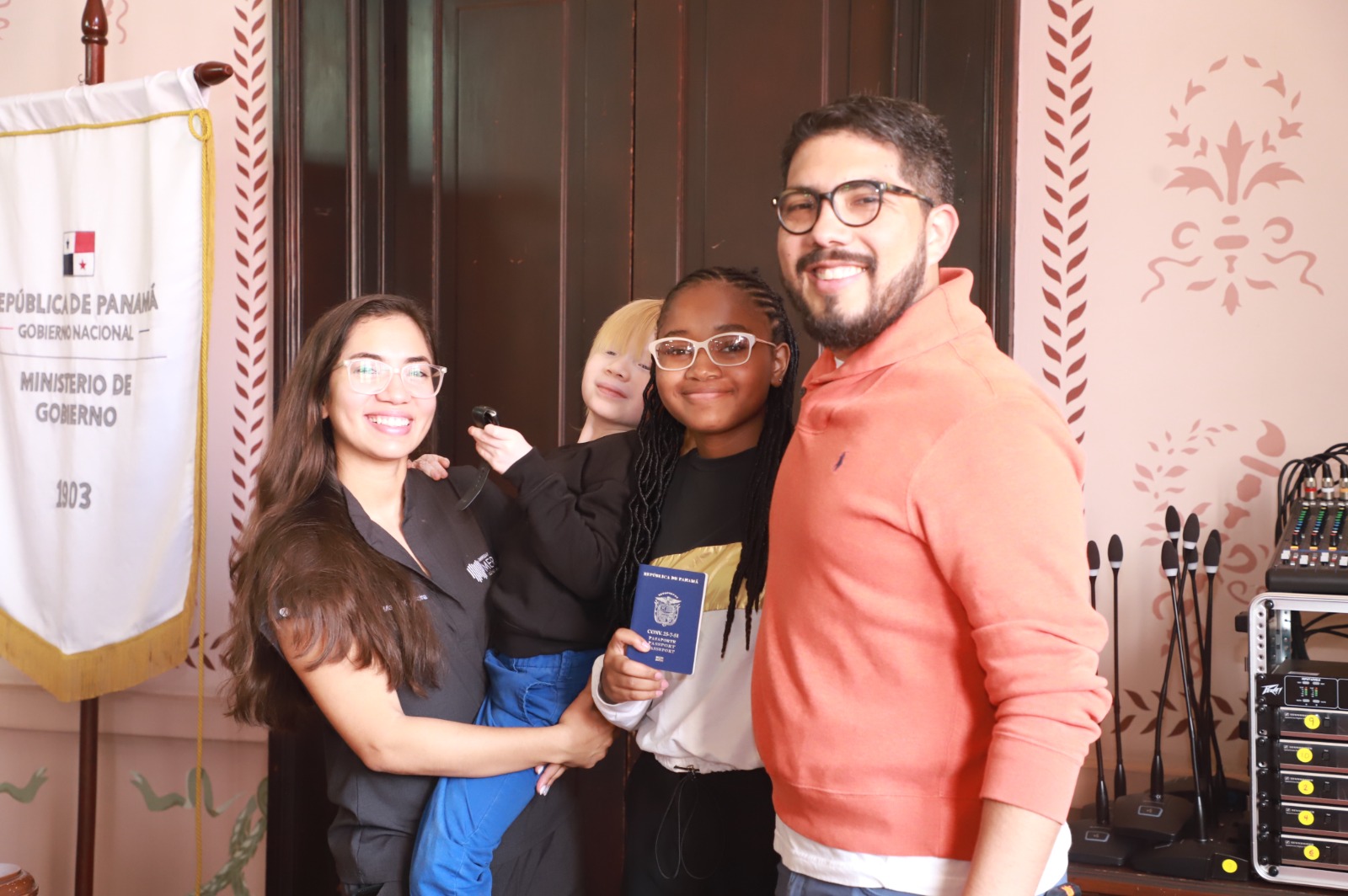 Entregan pasaporte a niña refugiada, su madre falleció