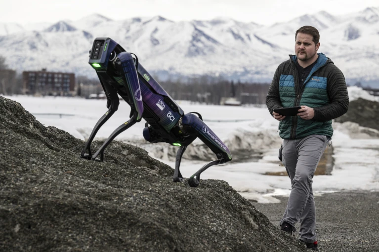  Perro robótico en aeropuerto de Alaska