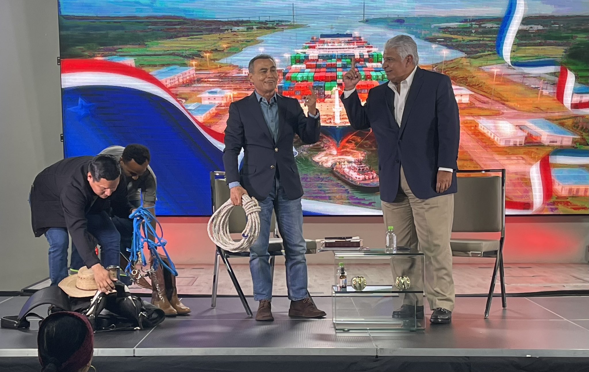 Raúl Mulino se reúne con miembros de la comunidad evangélica