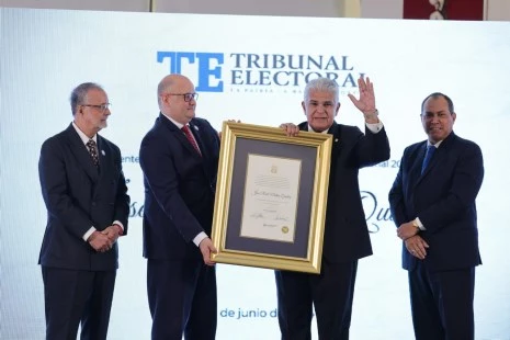  Presidente electo recibe credencial del Tribunal Electoral