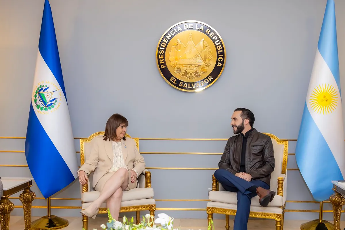 Ministra argentina Bullrich visita cárcel en El Salvador