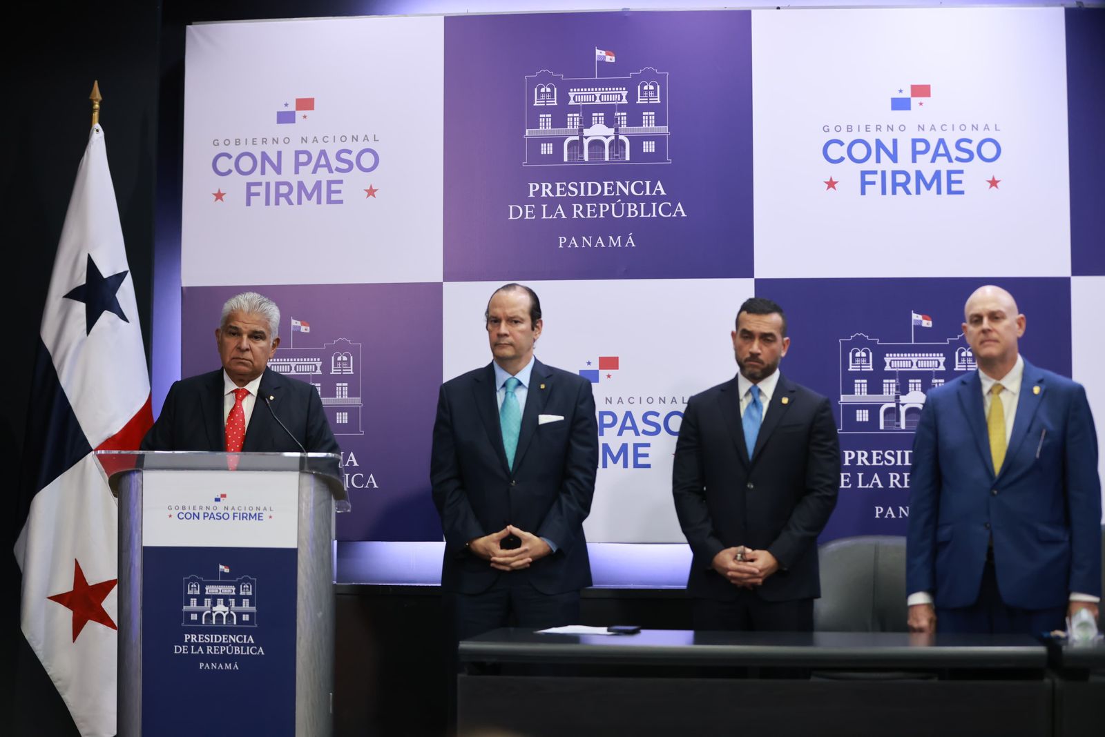 Panamá retira personal diplomático de Venezuela