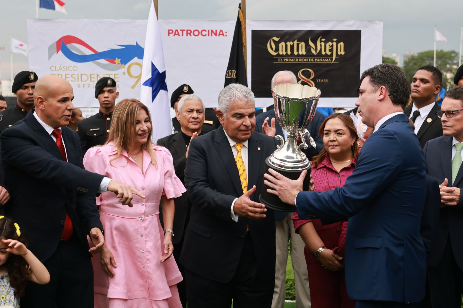 Entregan copa a versión 95 del Clásico Presidente