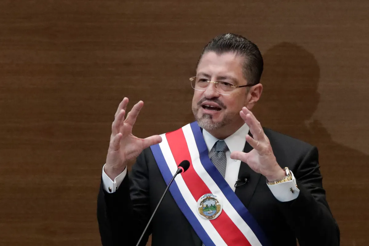 Presidentes de Panamá y Costa Rica abordan situación de migrantes