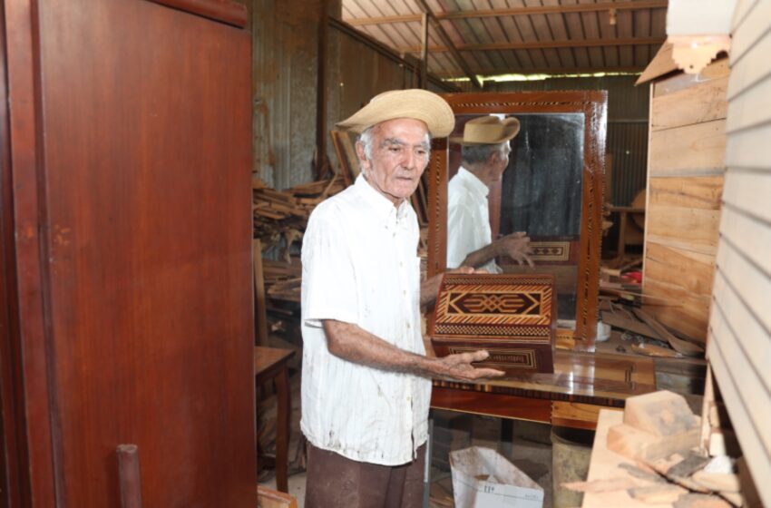  Artesano guarareño maravilloso restaurador de tinajas