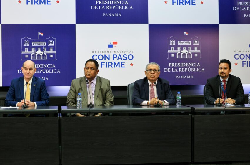  Ministro del MEF pondera reforma al Seguro Social