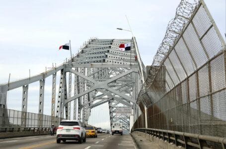 Colocan banderas en el puente de Las Américas