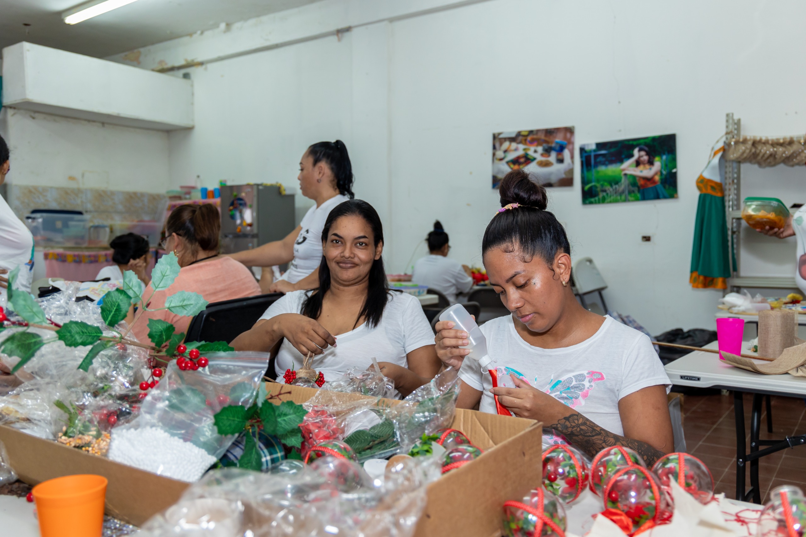 Privados de libertad participan en bazar navideño