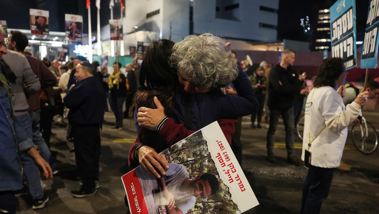 Israel libera 90 prisioneros palestinos, Hamas a tres