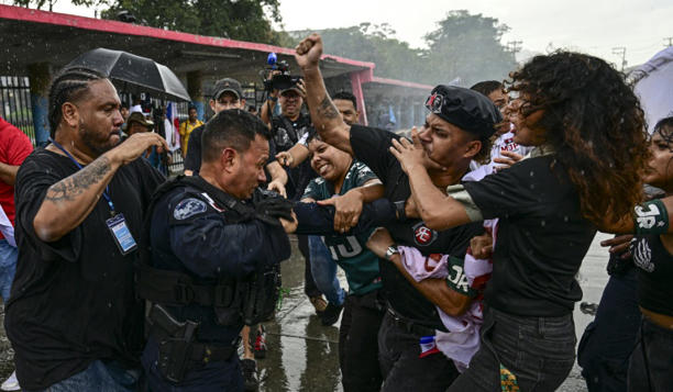  Protestan por visita del secretario de Estado de los EE.UU.