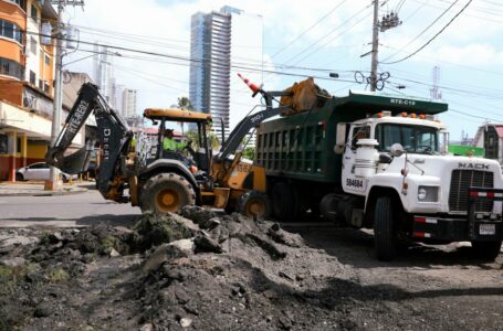 MOP aplica asfalto para reparar calle 25, en Calidonia