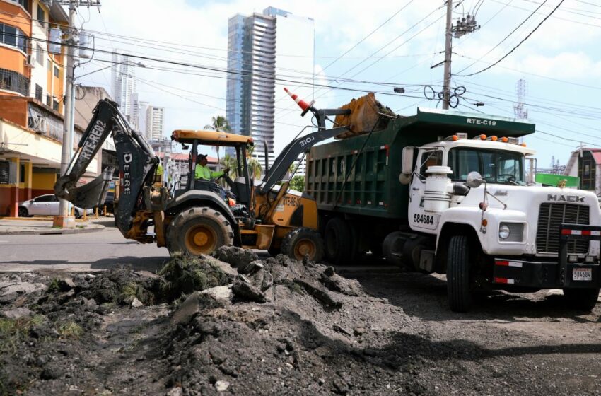  MOP aplica asfalto para reparar calle 25, en Calidonia