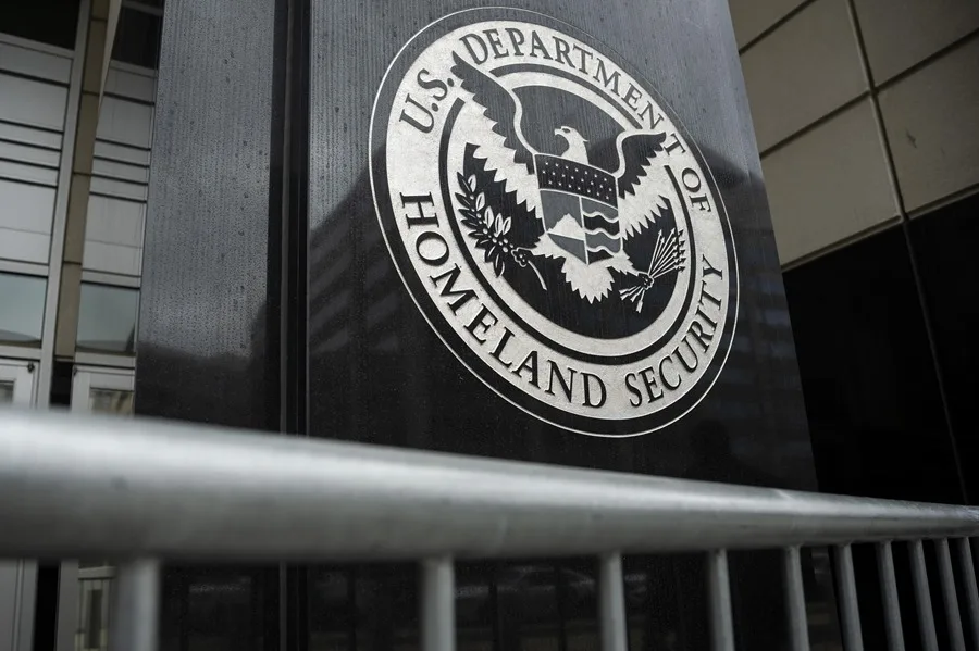 Washington (EFE).- Todos los extranjeros mayores de 14 años que vayan a estar más de 30 días en Estados Unidos, y que no hayan sido registrados por las autoridades estadounidenses al obtener su visado, deben inscribirse a partir de este viernes en un registro del Departamento de Seguridad Nacional (DHS) registro DHS.