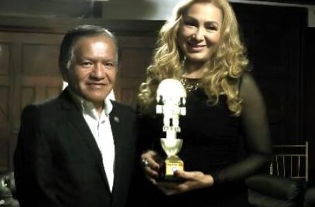 Periodista Flor Lizondro entrega premio “Tumi de Oro Award 2025″ en Perú